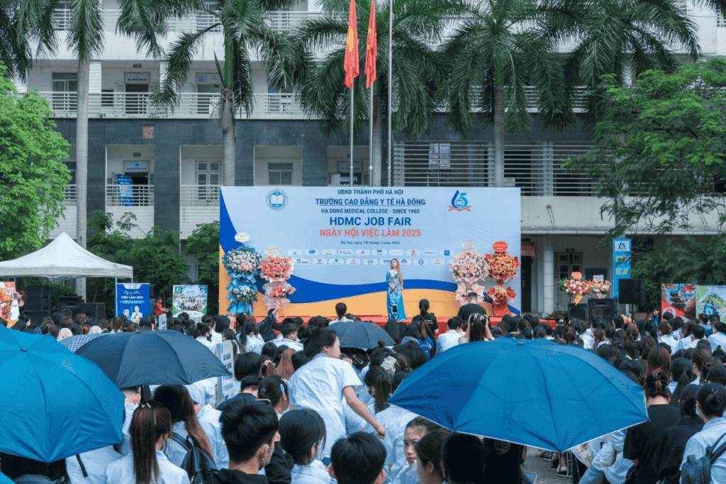 1.Home-Care-hop-cung-truong-cao-dang-y-te-ha-dong-tai-ngay-hoi-viec-lam-2025-a1 (1)