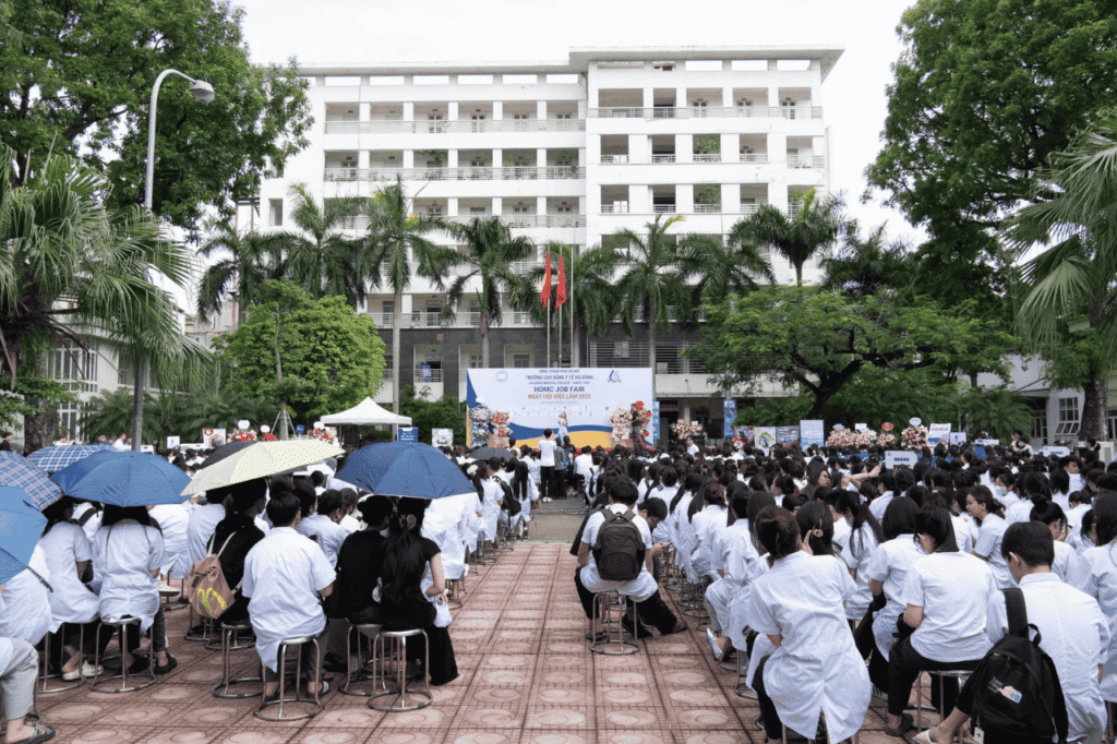1.Home-Care-hop-cung-truong-cao-dang-y-te-ha-dong-tai-ngay-hoi-viec-lam-2025-a2 (1)