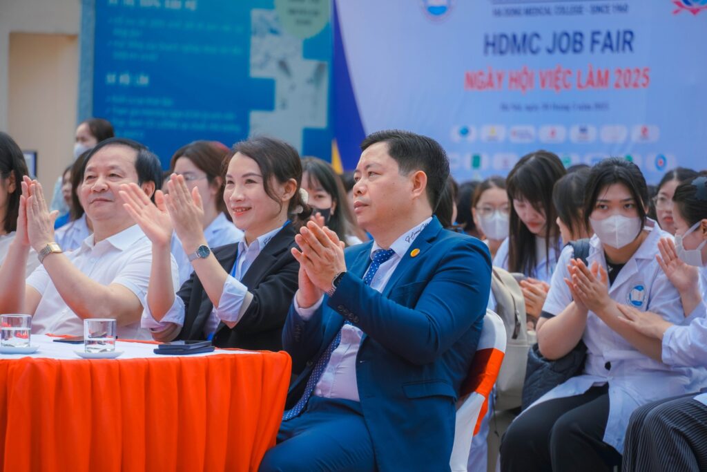 3.Home-Care-hop-cung-truong-cao-dang-y-te-ha-dong-tai-ngay-hoi-viec-lam-2025 (9)